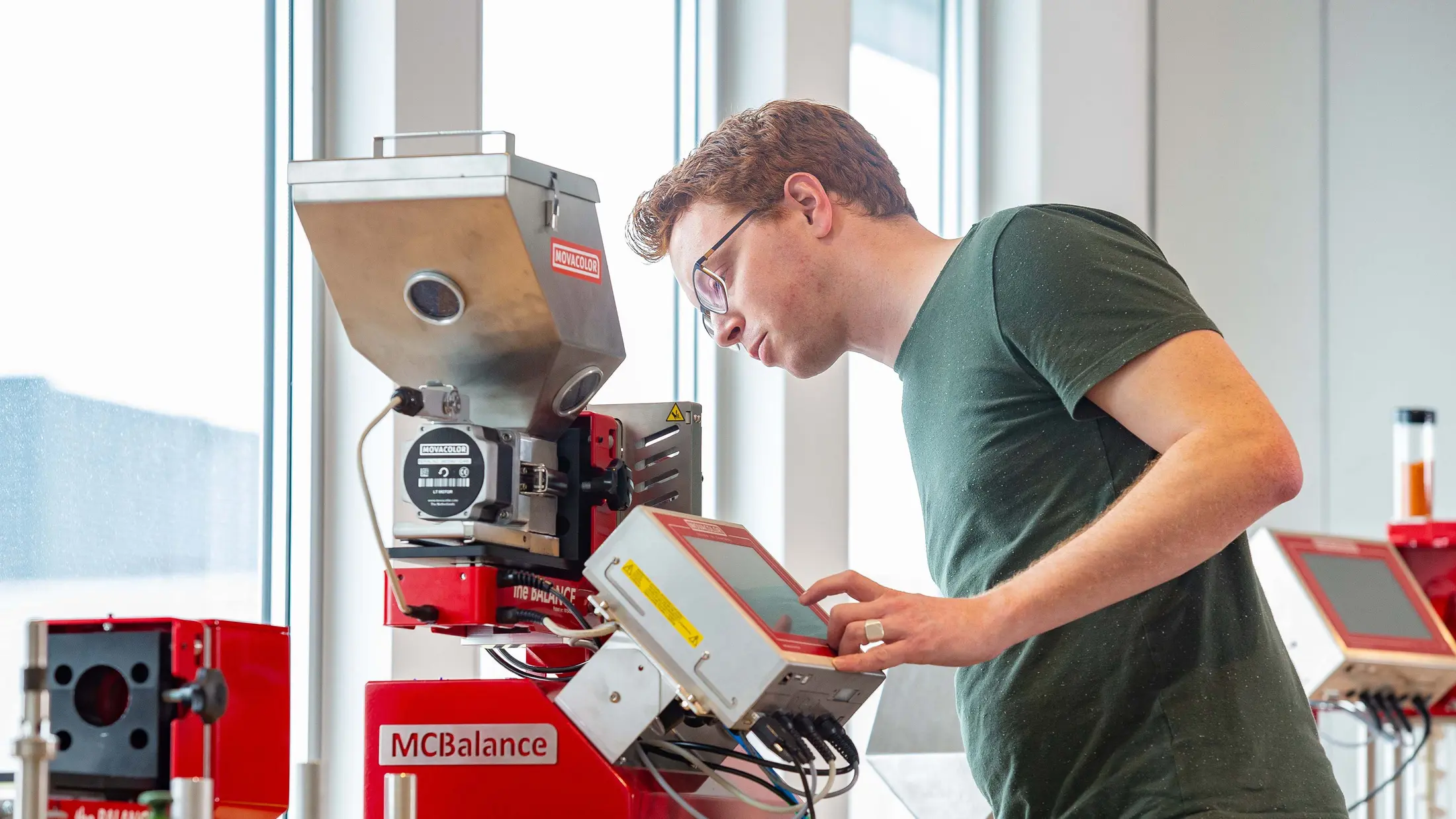 Technicus aan een machine bij Movacolor