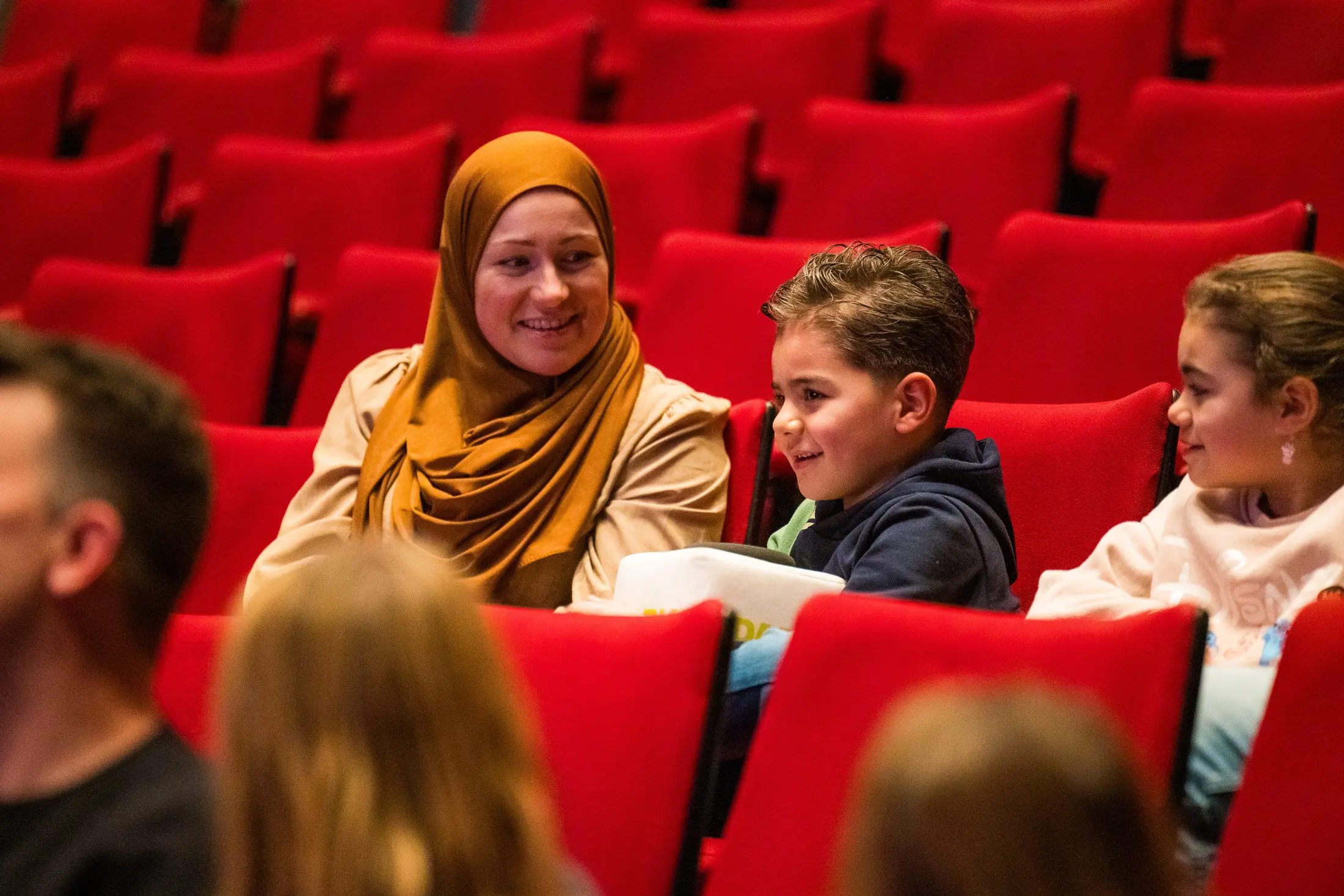 Jongeren in een zaal tijdens een bijeenkomst
