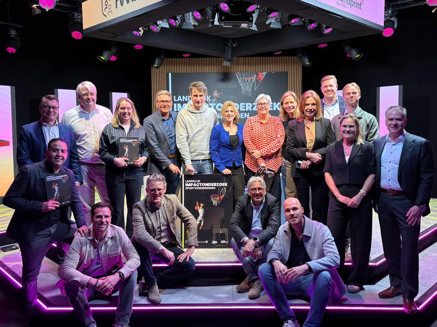 Het gedrukte Landelijk Impactonderzoek Sportverenigingen wordt gepresenteerd, met de partners RVVB, Grote Clubactie, IMPCT Agency en Social Handprint op de truss