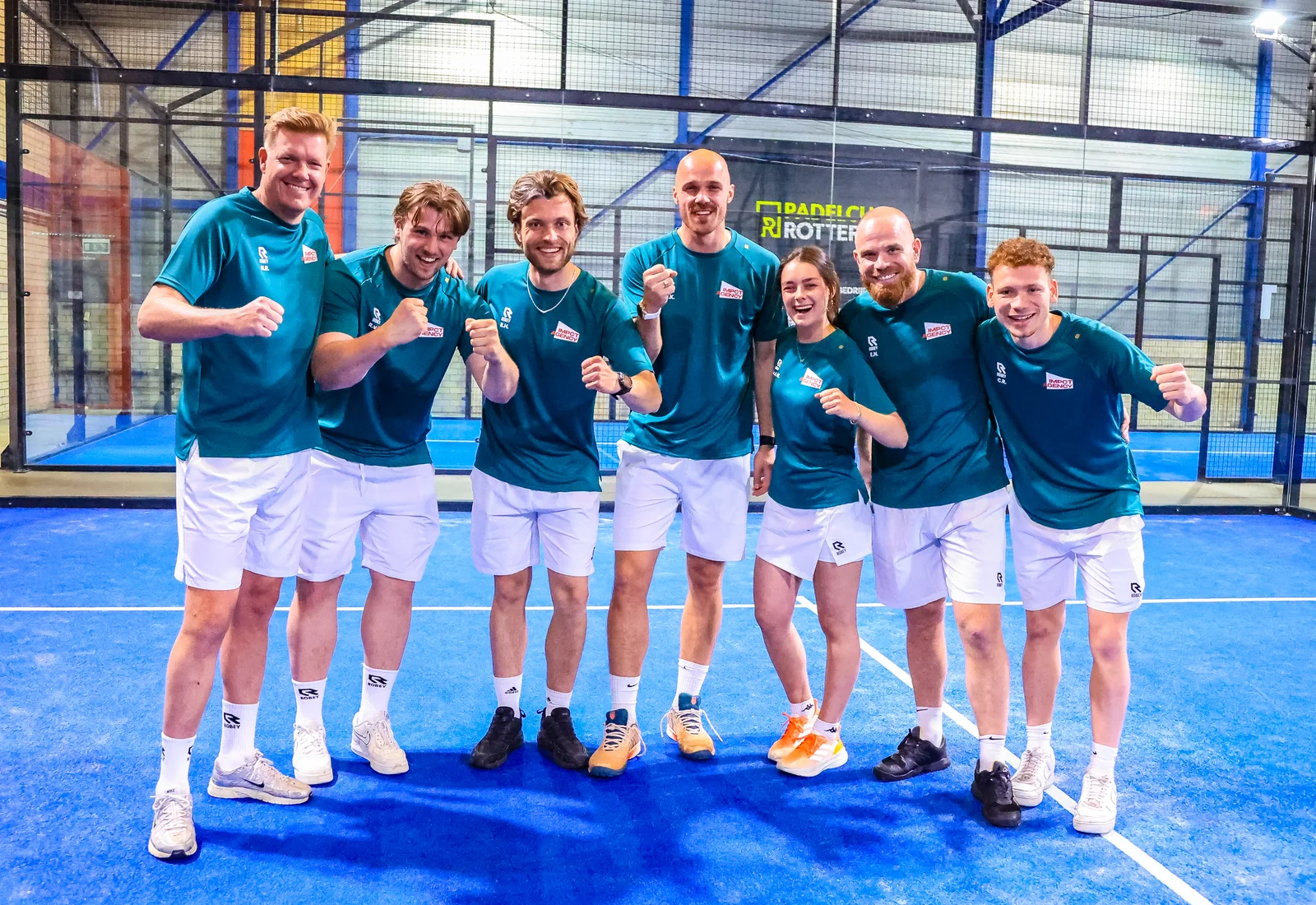 Het team van IMPCT Agency op de padelbaan tijdens het bedrijventoernooi in Rotterdam