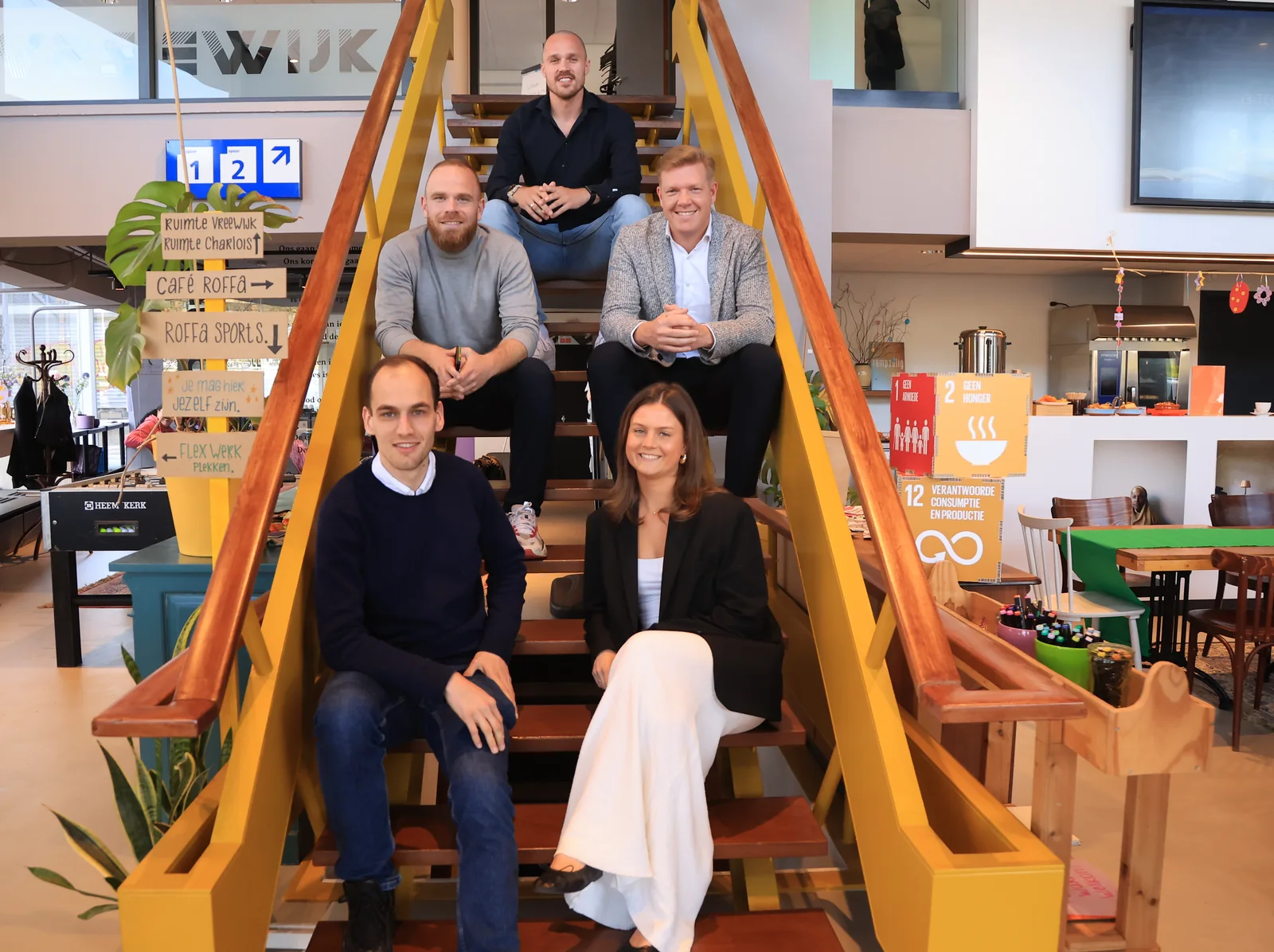 Collega's van IMPCT Agency op de trap van Station Roffa in Rotterdam-Zuid