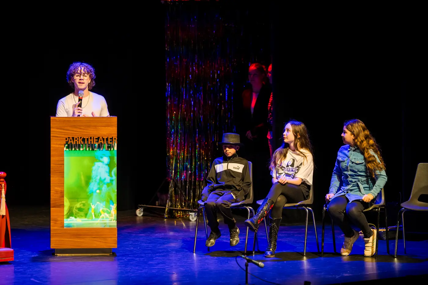 Leerling van Playing for Success Eindhoven spreekt op het podium van Parktheater Eindhoven